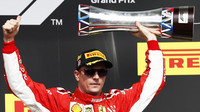 Kimi Räikkönen se svou trofejí na pódiu po závodě v Austinu