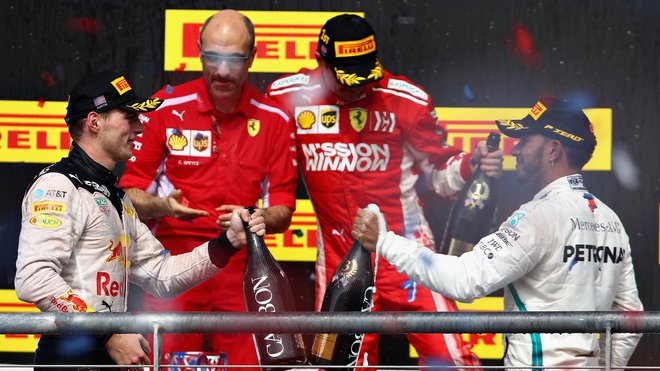 Lewis Hamilton gratuluje soupeřům na stupních vítězů