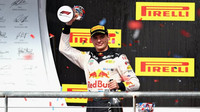 Max Verstappen se svou trofejí na pódiu po závodě v Austinu