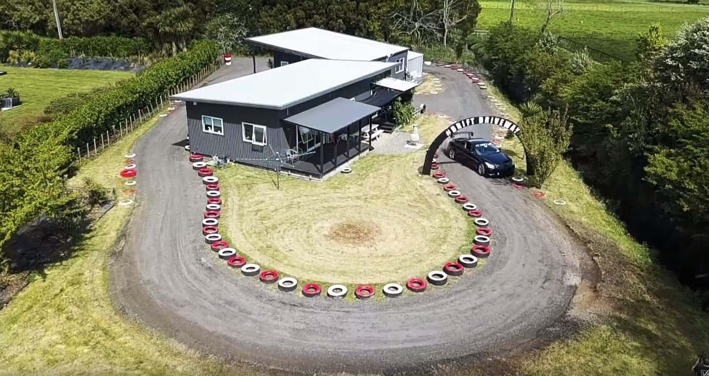 Milovník driftování si postavil malou závodní trať kolem vlastního domu