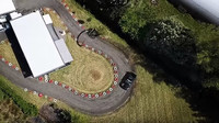 Milovník driftování si postavil malou závodní trať kolem vlastního domu