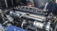 Srdcem vozidla je vodou chlazený řadový osmiálec o objemu 3380 cm³ s výkonem 44 kW, mistrovské dílo tehdejší doby.