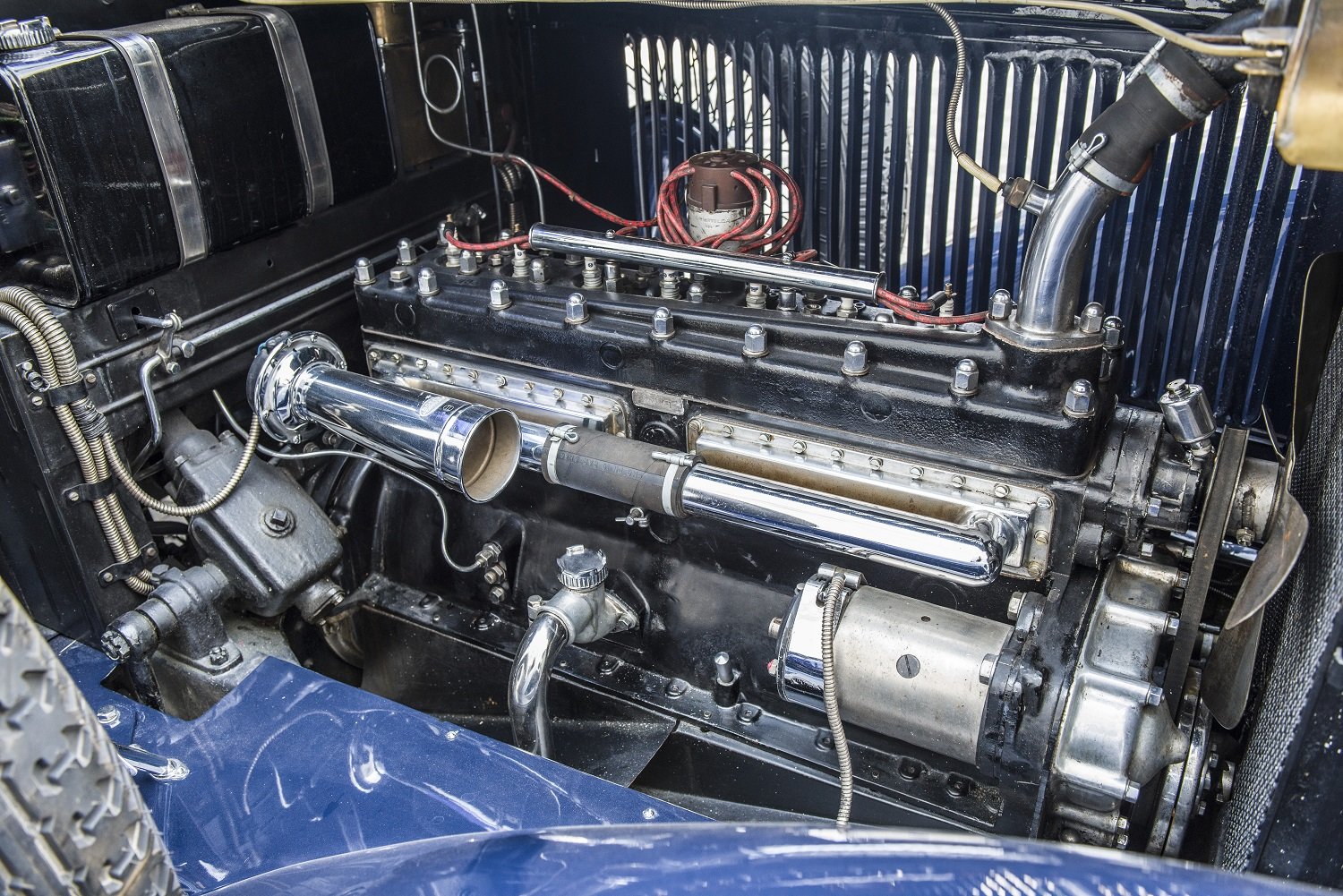 Srdcem vozidla je vodou chlazený řadový osmiálec o objemu 3380 cm³ s výkonem 44 kW, mistrovské dílo tehdejší doby.