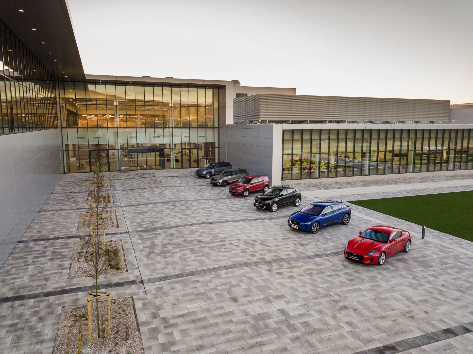 Jaguar Land Rover otevřel nový závod ve slovenské Nitře