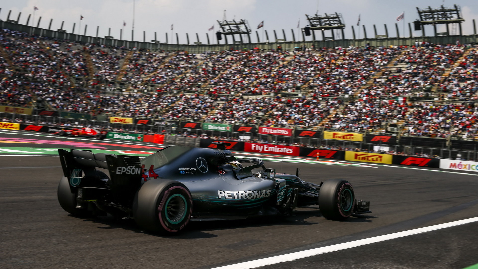 Lewis Hamilton s Mercedesem na stadionu v Mexiku