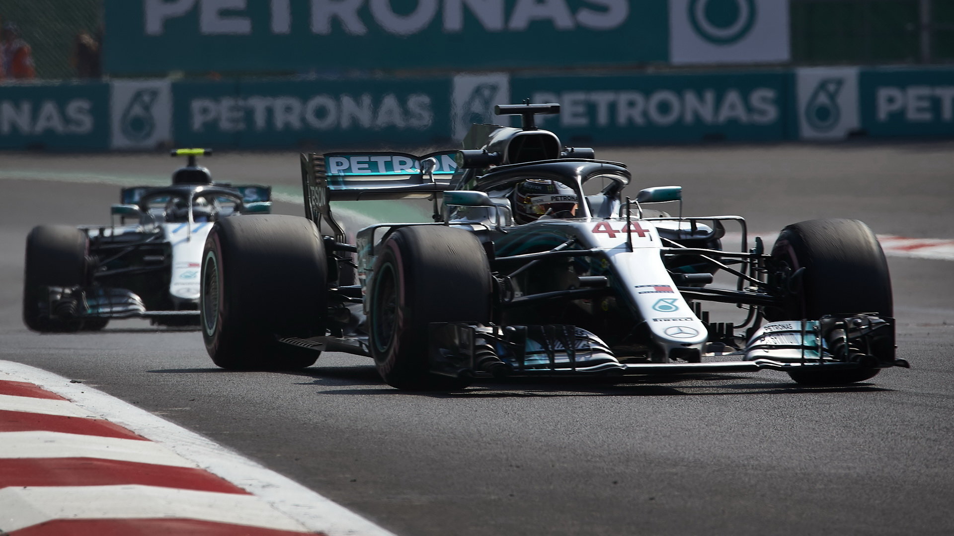 Lewis Hamilton a Valtteri Bottas v tréninku v Mexiku