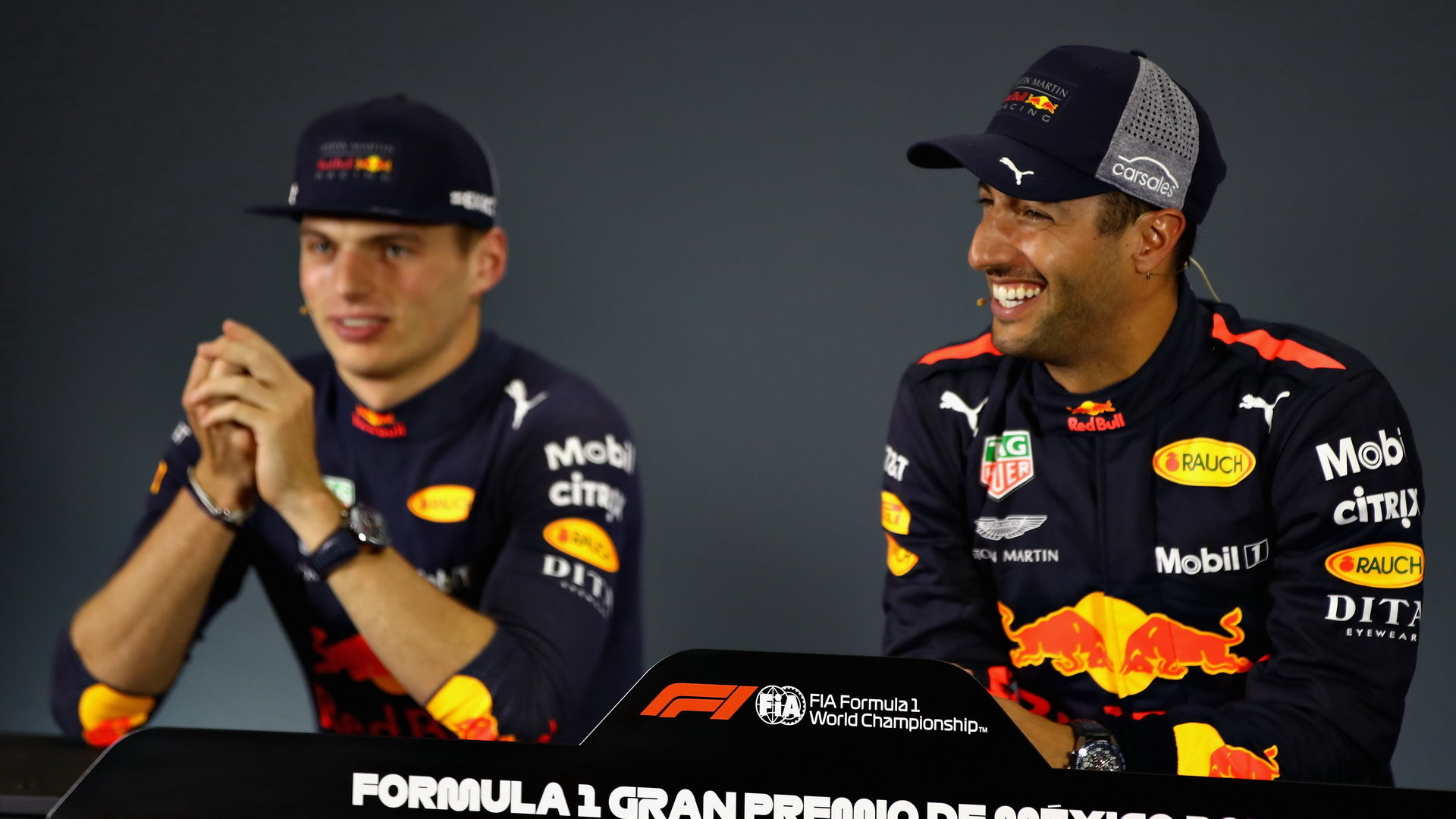 Daniel Ricciardo a Max Verstappen na tiskovce po kvalifikaci v Mexiku
