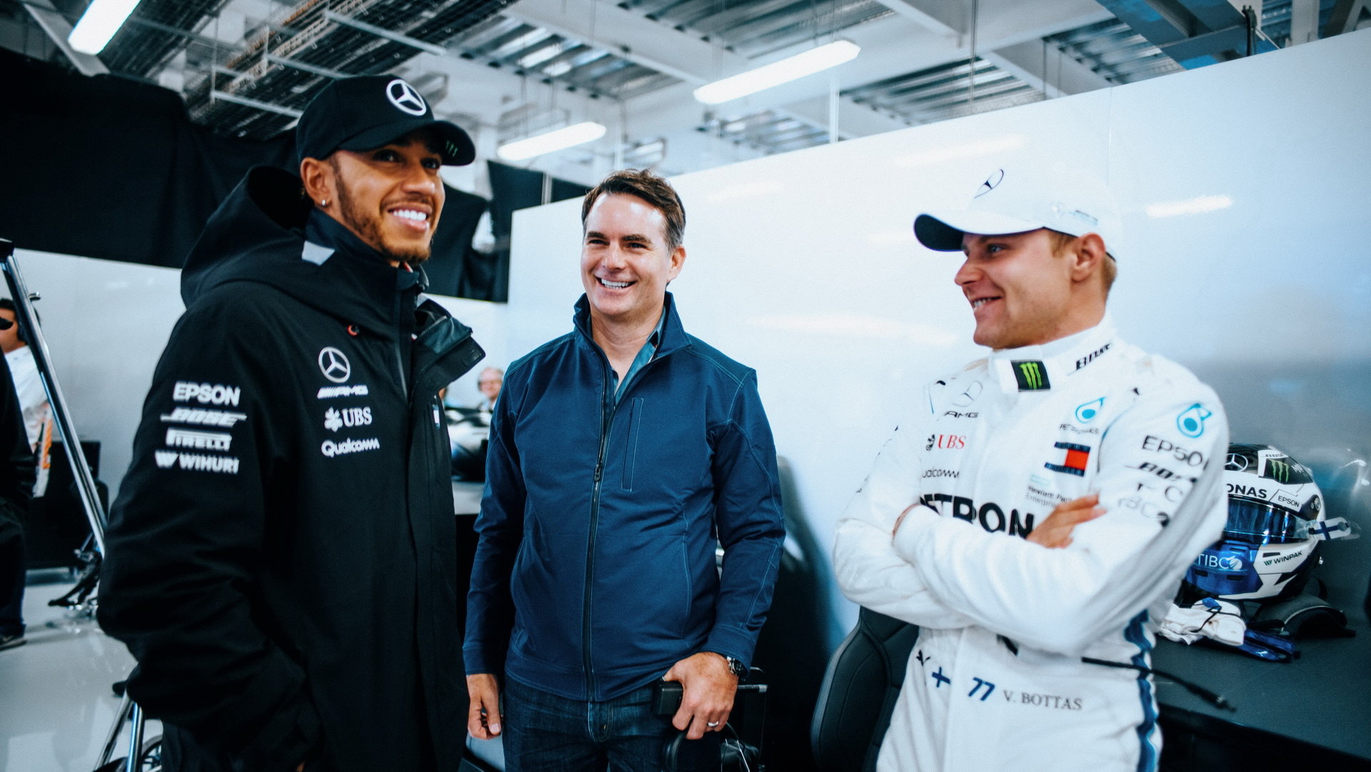Valtteri Bottas (vpravo) se svým mnohem úspěšnějším týmovým kolegou Lewisem Hamiltonem