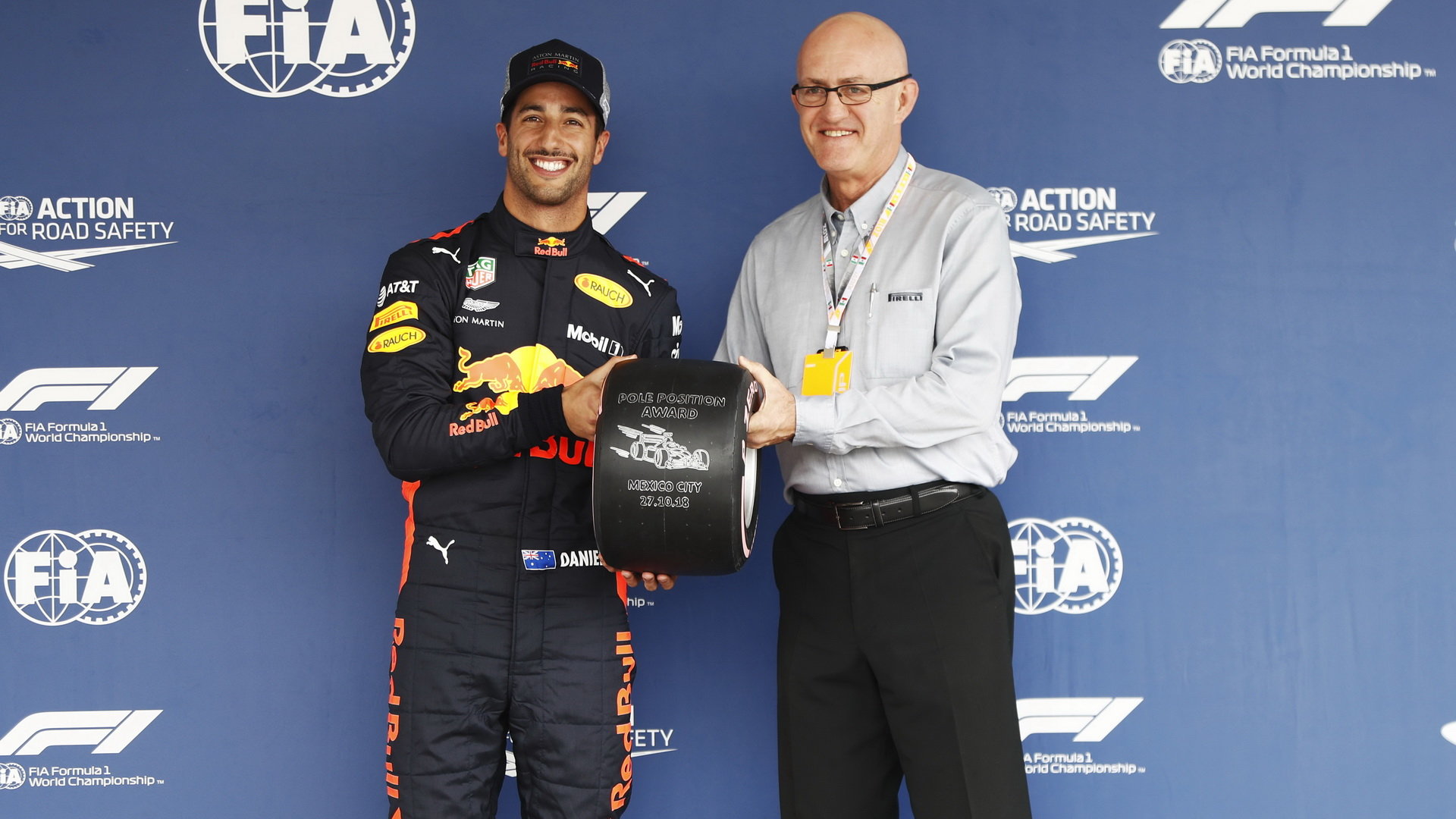 Daniel Ricciardo slaví pole position po kvalifikaci v Mexiku