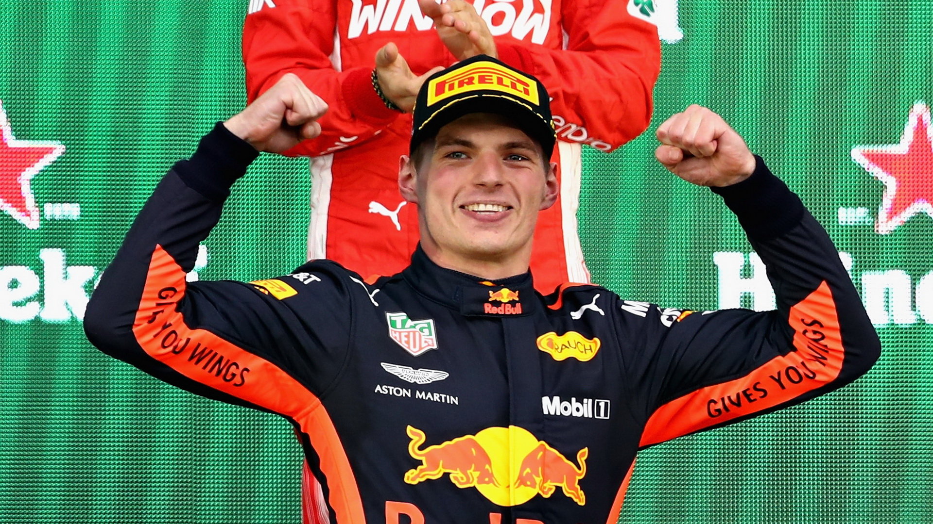 Max Verstappen se raduje z vítěství po závodě v Mexiku