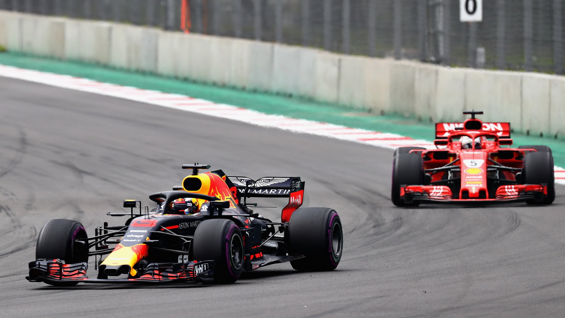 Daniel Ricciardo na starých super-měkkých pneumatikách odolával tlaku Sebastiana Vettela