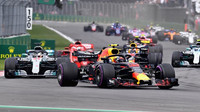 Max Verstappen a Lewis Hamilton v závodě v Mexiku