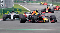 Max Verstappen a Lewis Hamilton v závodě v Mexiku