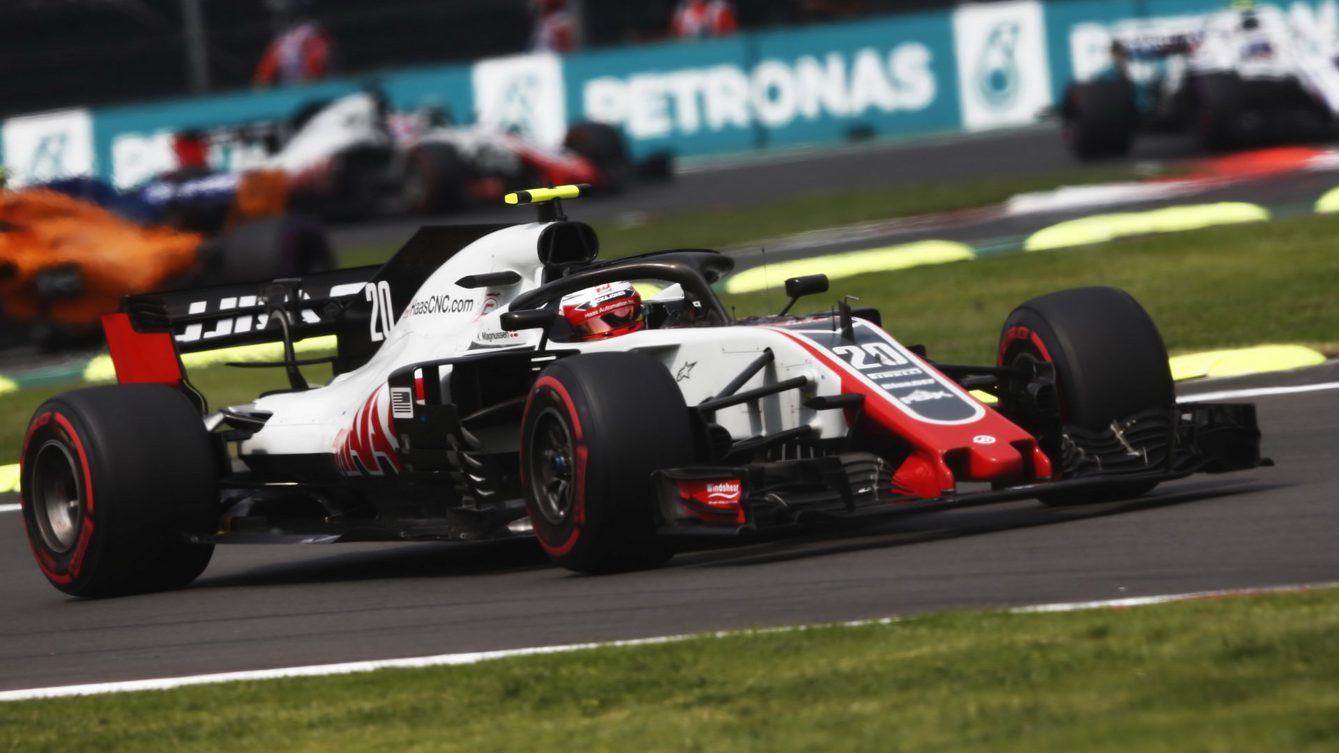 Kevin Magnussen v závodě v Mexiku