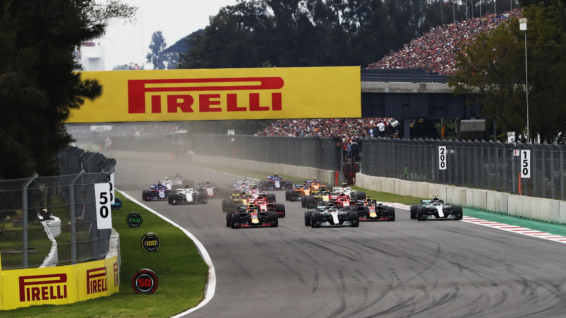 Start loňské GP Mexika, kterou vyhrál Max Verstappen před oběma Ferrari