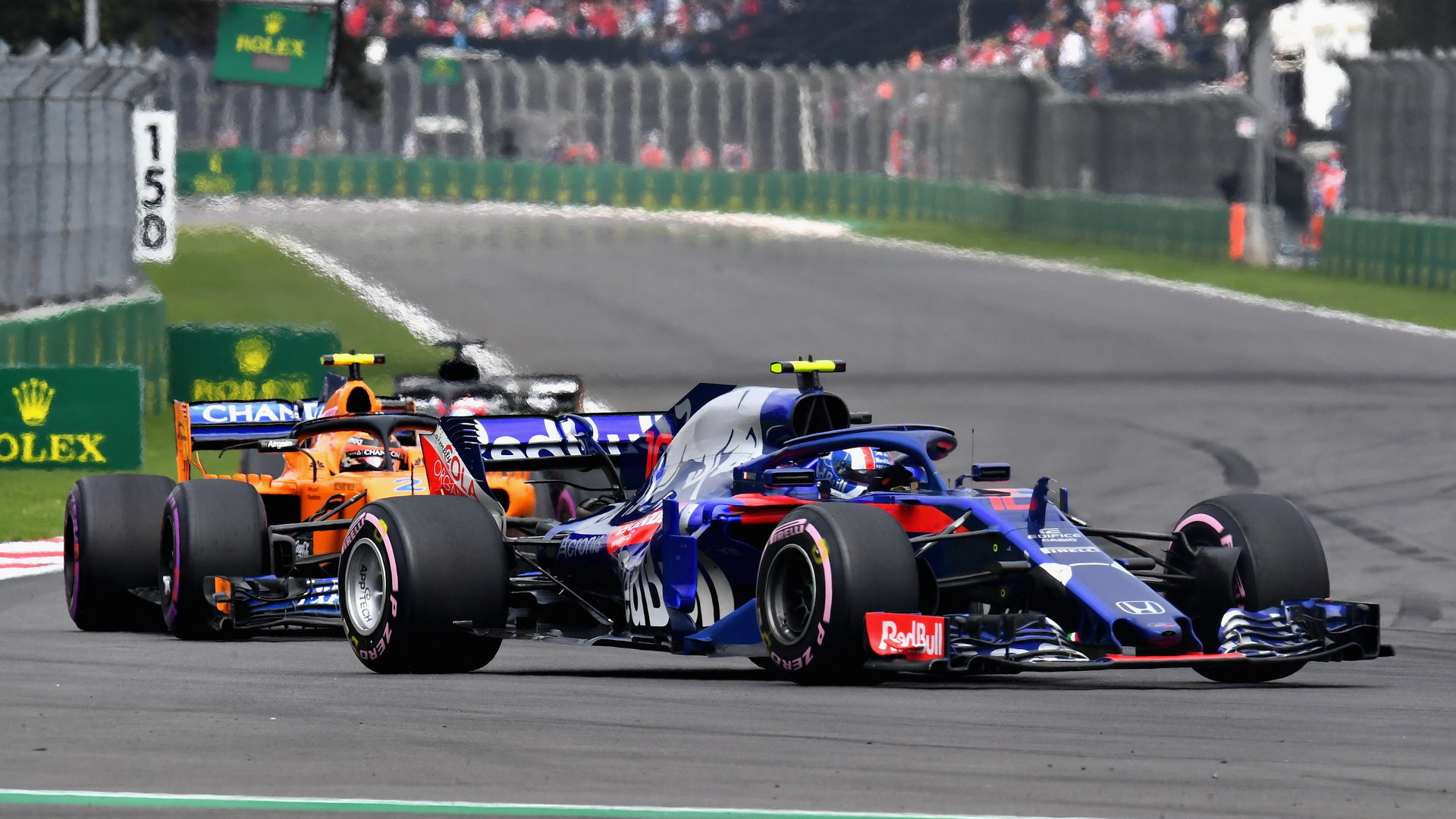 Pierre Gasly a Stoffel Vandoorne v závodě v Mexiku