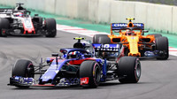 Pierre Gasly a Stoffel Vandoorne v závodě v Mexiku