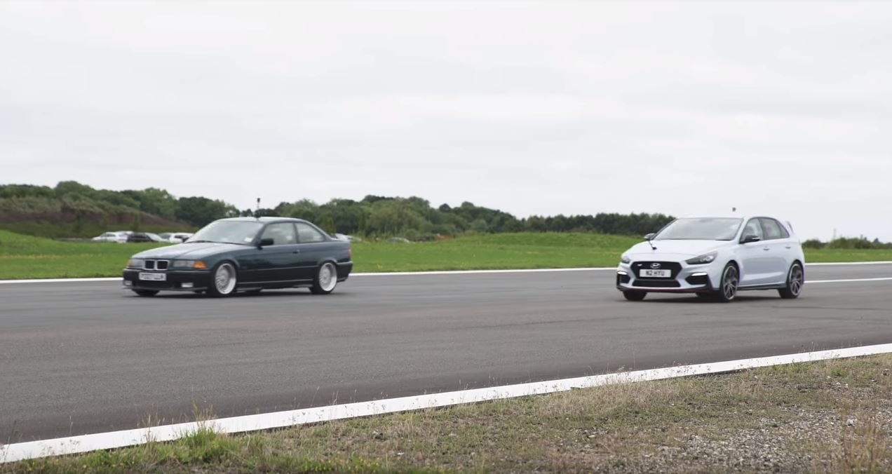 Srovnání Hyundai i30N a BMW e36 328i (YouTube/carwaw)