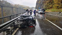 Audi R8 se během děsivě vypadající nehody doslova rozpůlila, její řidič však vyvázl bez zranění