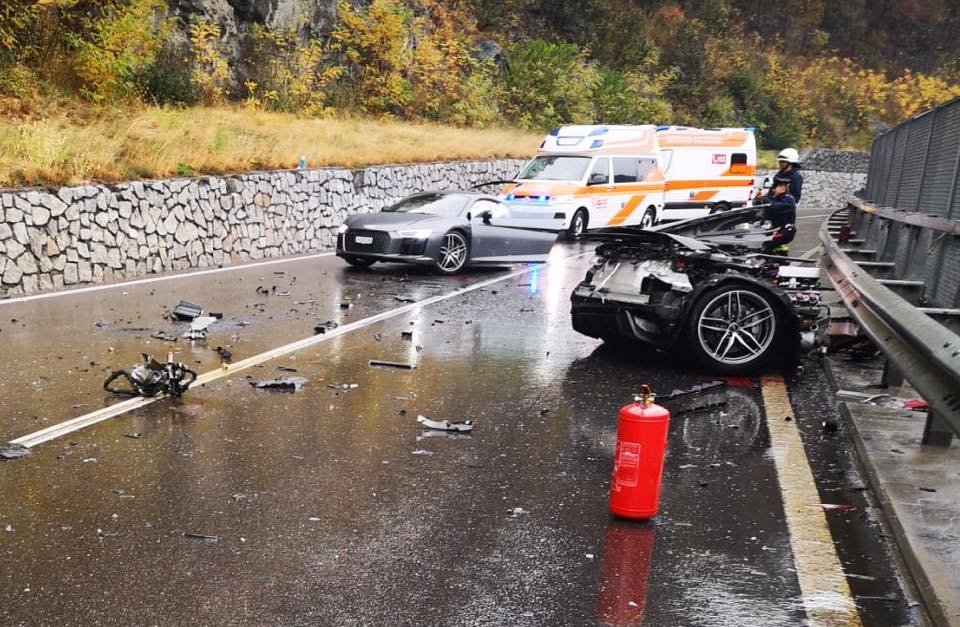 Audi R8 se během děsivě vypadající nehody doslova rozpůlila, její řidič však vyvázl bez zranění