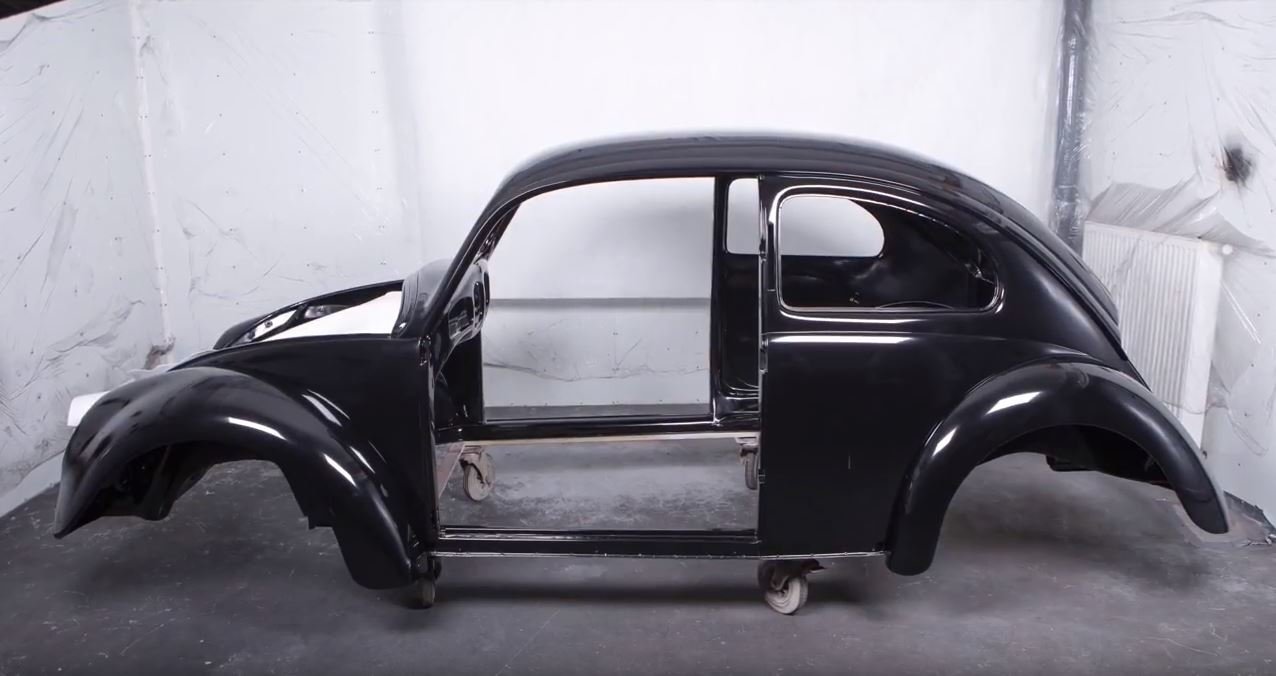 Kniha „KdF Typ 60L 1941" mapuje historii a renovaci nejstaršího dochovaného sériové vyrobeného Volkswagenu Beetle, který strávil většinu svého života v Česku