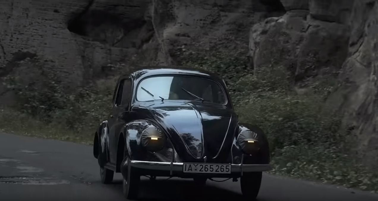 Kniha „KdF Typ 60L 1941" mapuje historii a renovaci nejstaršího dochovaného sériové vyrobeného Volkswagenu Beetle, který strávil většinu svého života v Česku