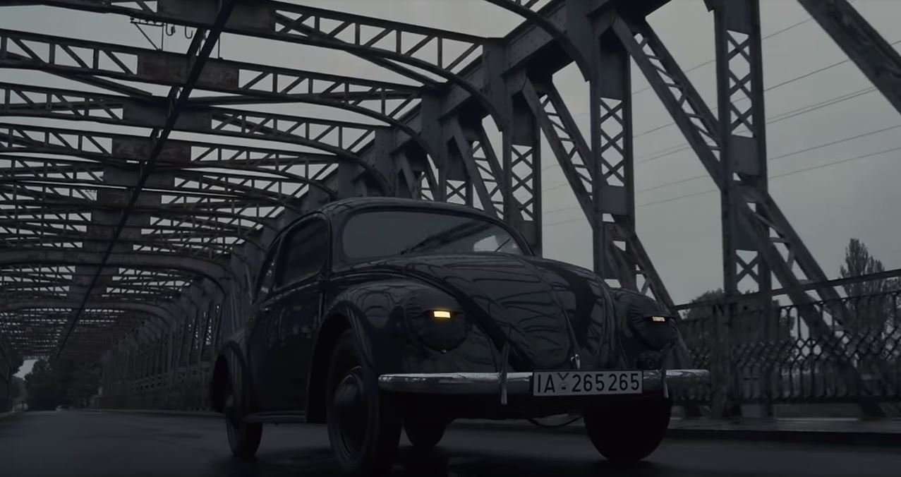 Kniha „KdF Typ 60L 1941" mapuje historii a renovaci nejstaršího dochovaného sériové vyrobeného Volkswagenu Beetle, který strávil většinu svého života v Česku