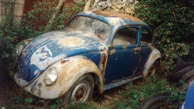Kniha „KdF Typ 60L 1941" mapuje historii a renovaci nejstaršího dochovaného sériové vyrobeného Volkswagenu Beetle, který strávil většinu svého života v Česku