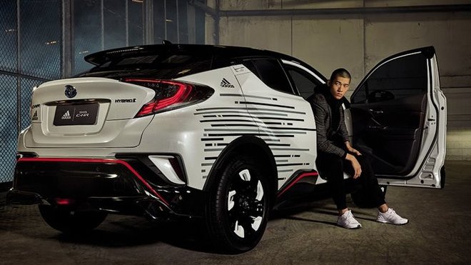 Toyotu C-HR ozdobily pruhy Adidas