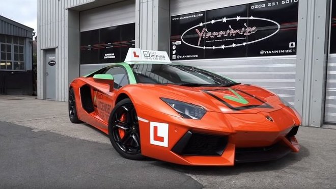 Lamborghini Aventador, které dříve vlastnil YouTuber KSI, nyní slouží jako vůz autoškoly (YouTube/Get Licensed)