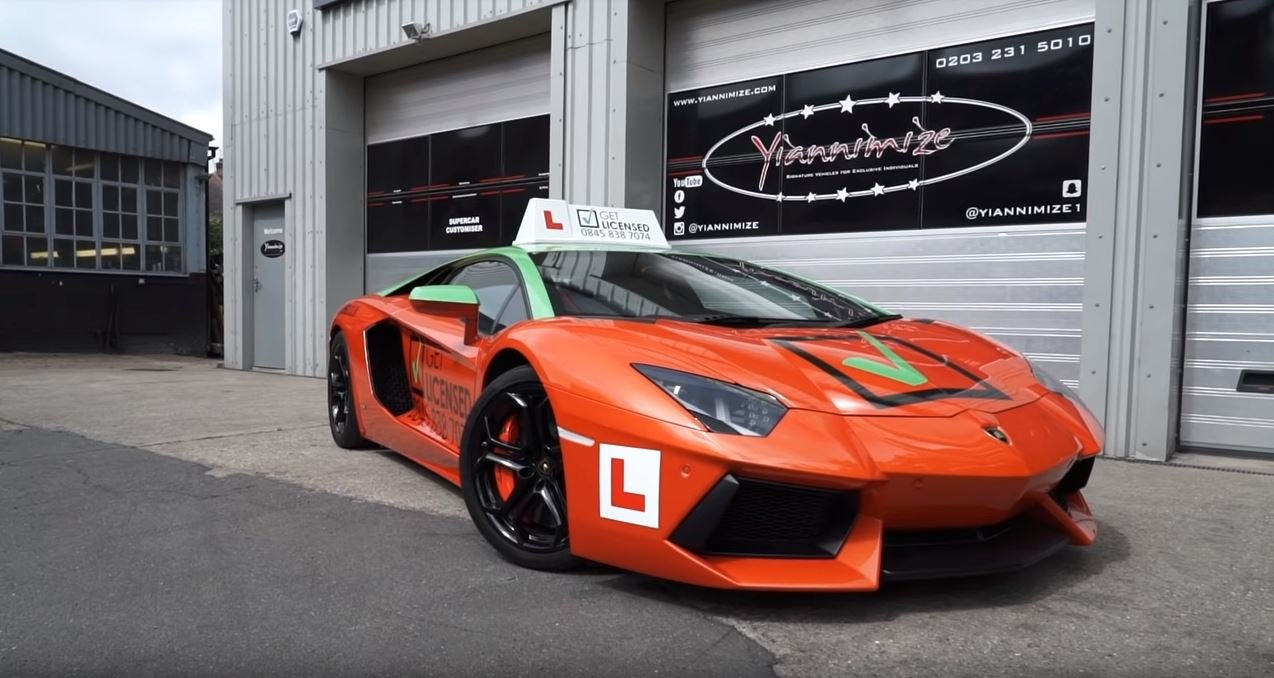 Lamborghini Aventador, které dříve vlastnil YouTuber KSI, nyní slouží jako vůz autoškoly (YouTube/Get Licensed)