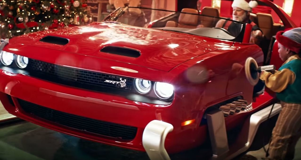 V nové reklamě Dodge vyměnil Santa Claus tradiční saně za upravený Challenger Hellcat Redeye