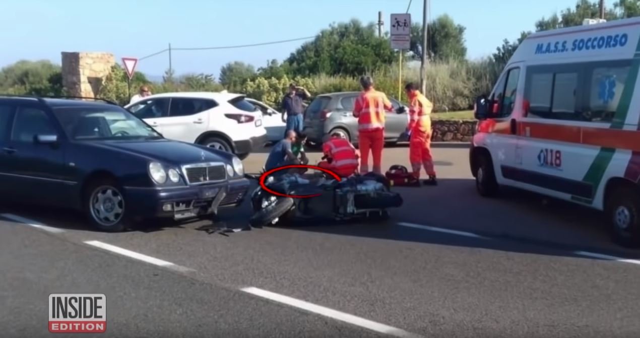 Záběry z nehody, během které se George Clooney na skútru srazil s automobilem (Youtube/Inside Edition)