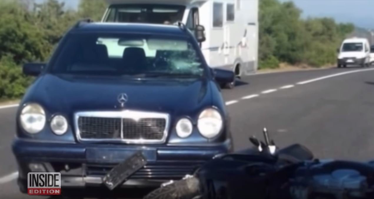 Záběry z nehody, během které se George Clooney na skútru srazil s automobilem (Youtube/Inside Edition)