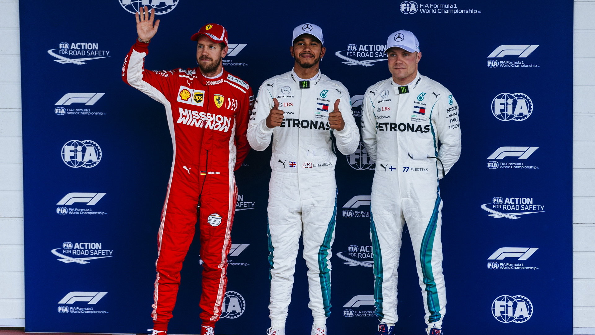 Sebastian Vettel, Lewis Hamilton a Valtteri Bottas po kvalifikaci v Brazílii