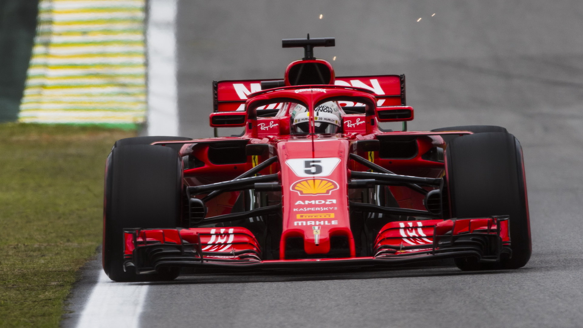Sebastian Vettel s Ferrari na brazilském okruhu Interlagos