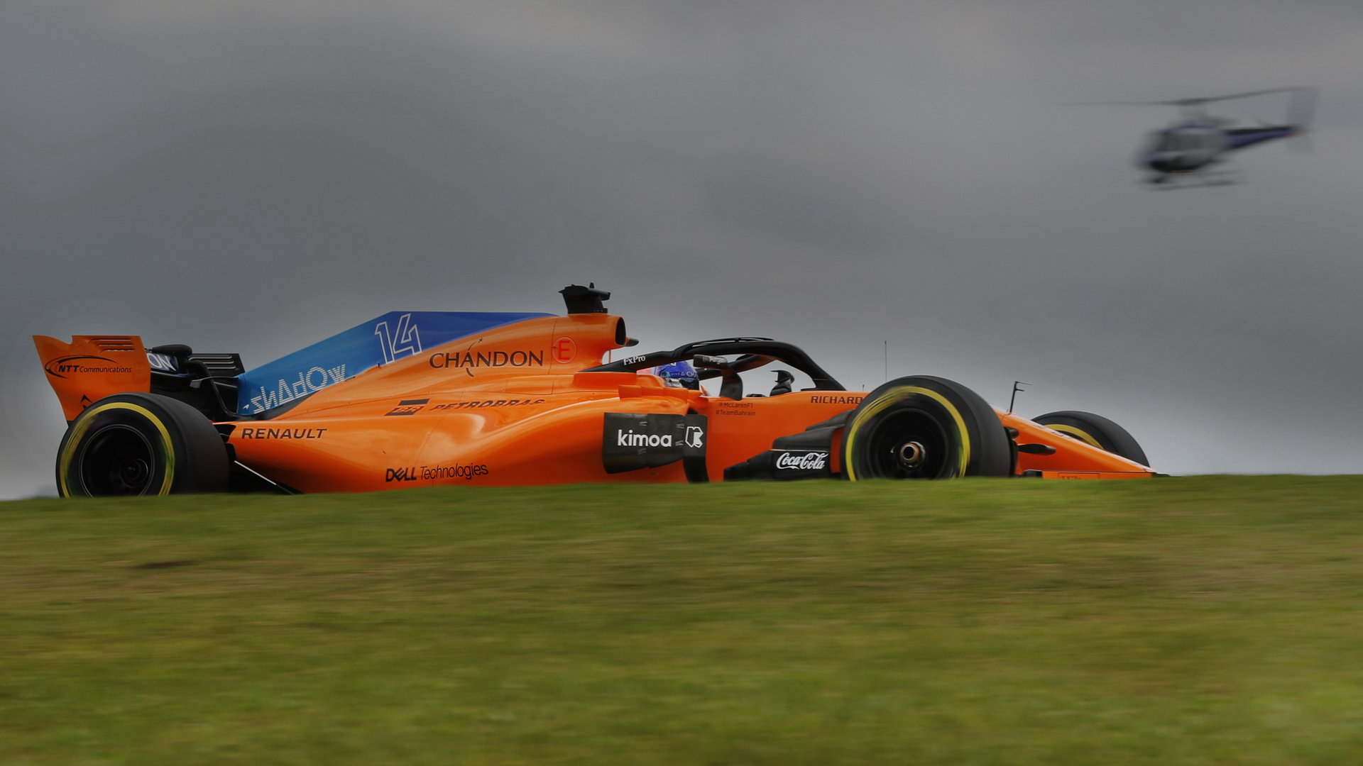 Fernando Alonso s McLarenem MCL33 v Brazílii