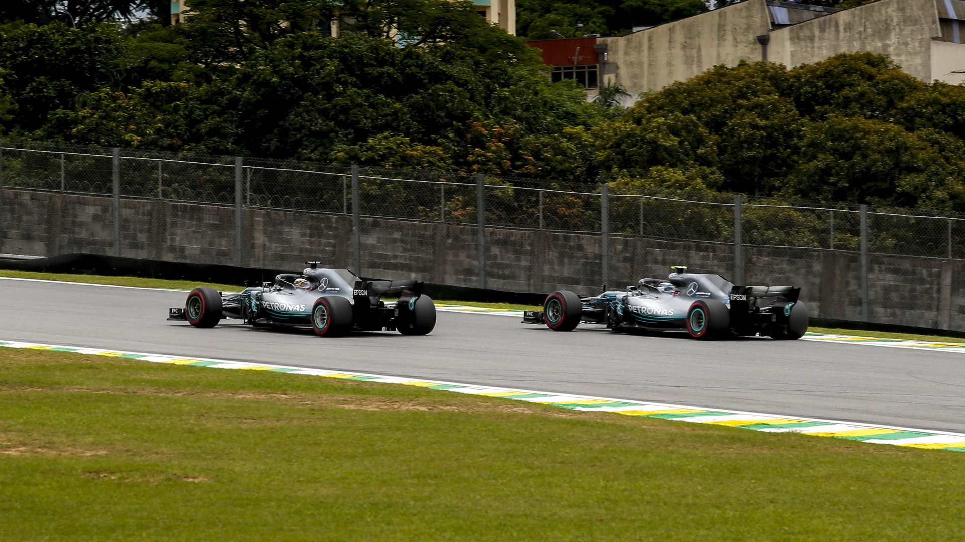 Lewis Hamilton a Valtteri Bottas v kvalifikaci v Brazílii