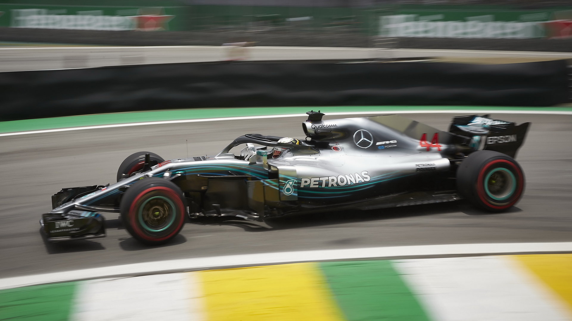 Lewis Hamilton se svým Mercedesem v Brazílii