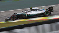 Valtteri Bottas s Mercedesem na okruhu Interlagos