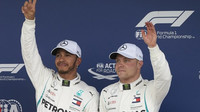 Lewis Hamilton a Valtteri Bottas po úspěšné kvalifikaci v Brazílii