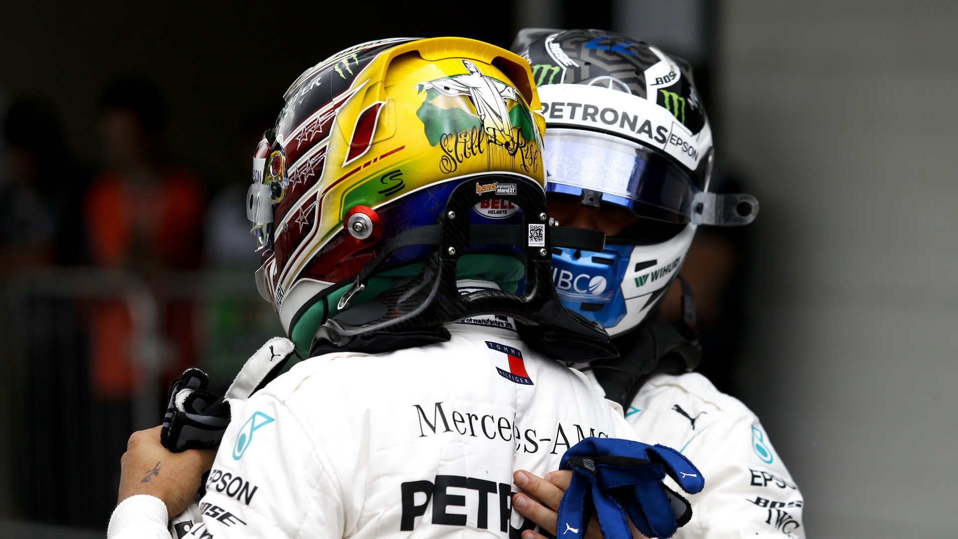 Lewis Hamilton a Valtteri Bottas po úspěšné kvalifikaci v Brazílii