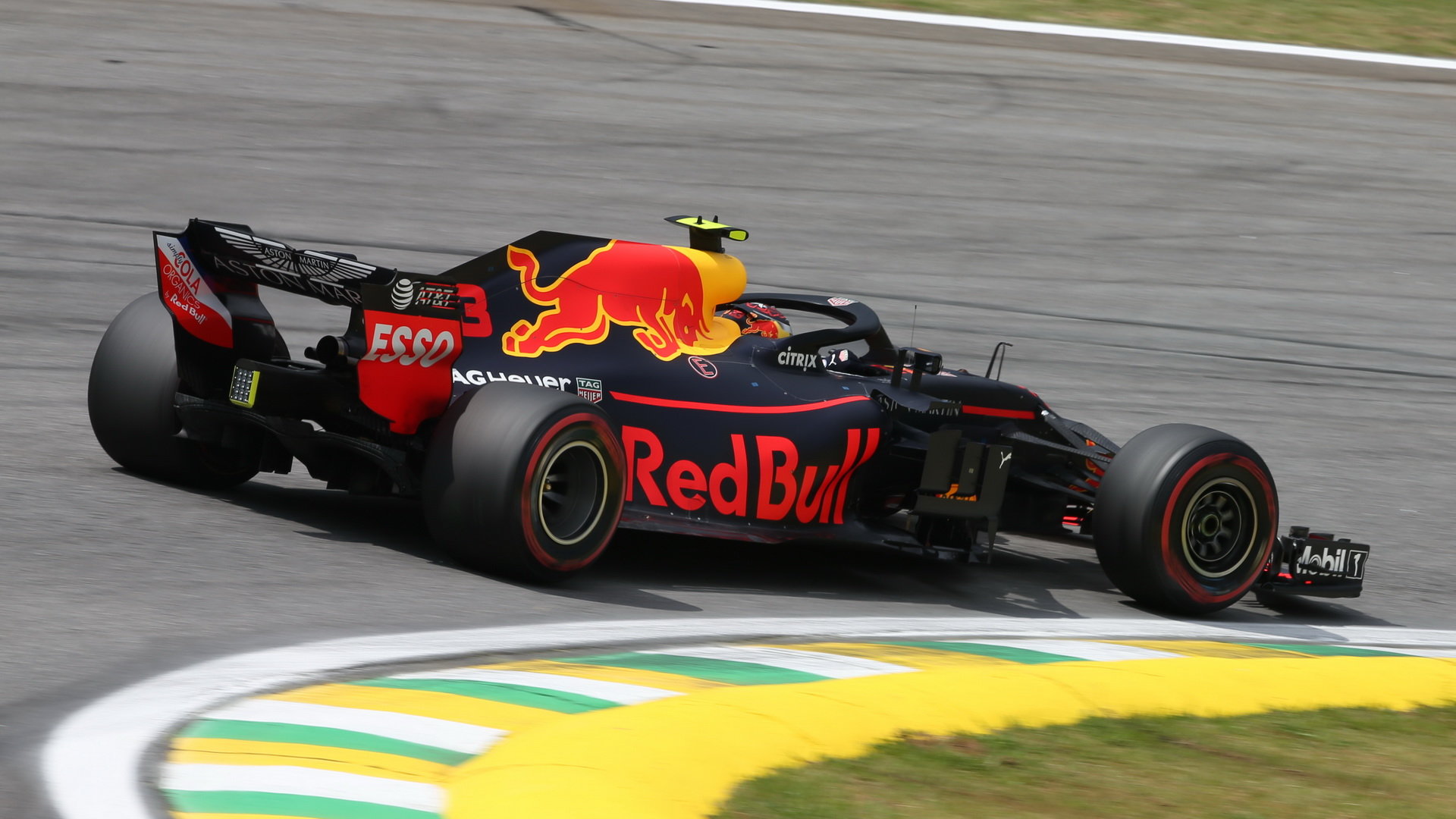 Max Verstappen s Red Bullem v Brazílii