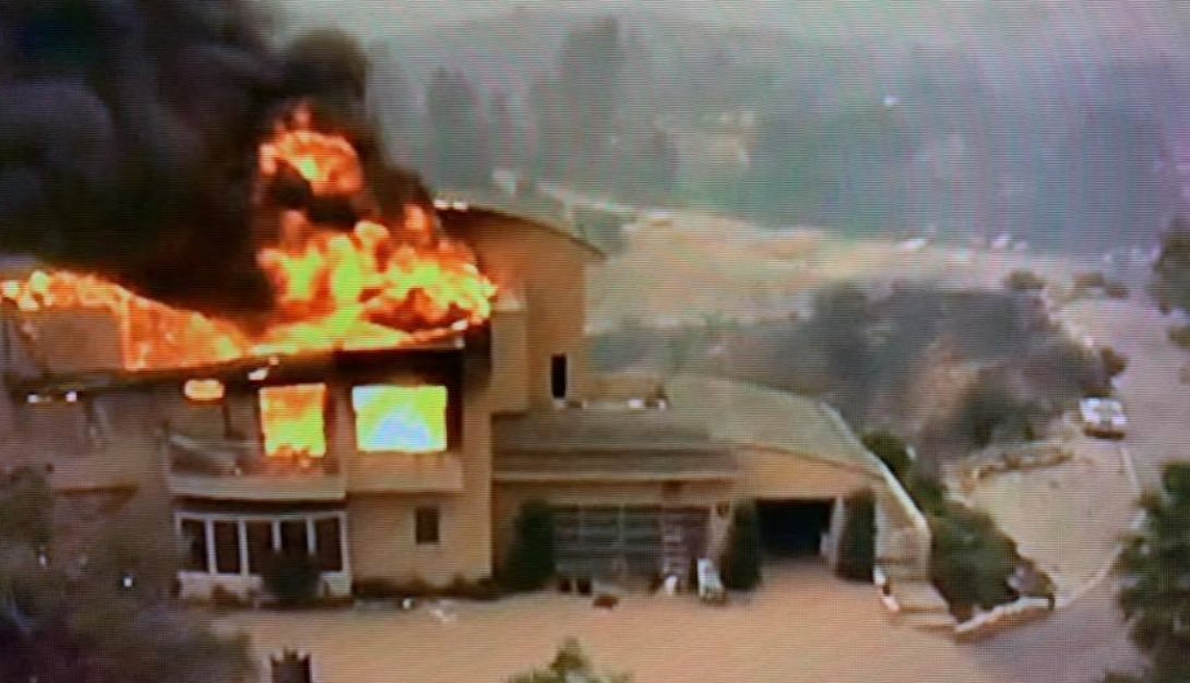 Kalifornští hasiči zachránili z hořícího domu vzácný Ford Mustang Shelby GT350 (Twitter/@TeamShelbyClub)