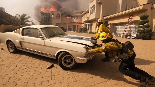 Kalifornští hasiči zachránili z hořícího domu vzácný Ford Mustang Shelby GT350 (Twitter/@421Chevaux)