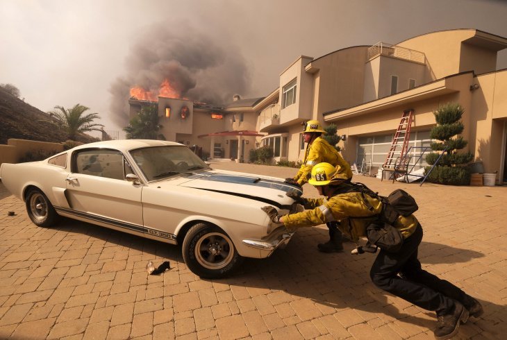 Kalifornští hasiči zachránili z hořícího domu vzácný Ford Mustang Shelby GT350 (Twitter/@421Chevaux)