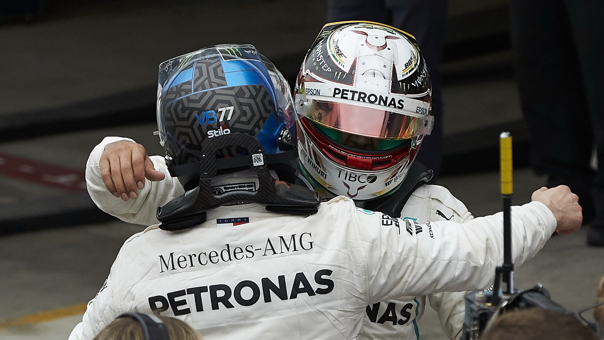 Lewis Hamilton a Valtteri Bottas po závodě v Brazílii