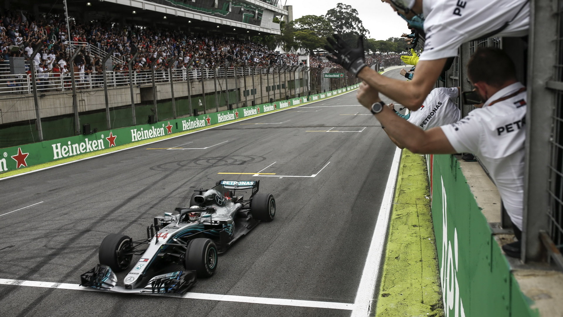 Lewis Hamilton v cíli závodu v Brazílii