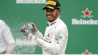 Lewis Hamilton na pódiu po závodě v Brazílii