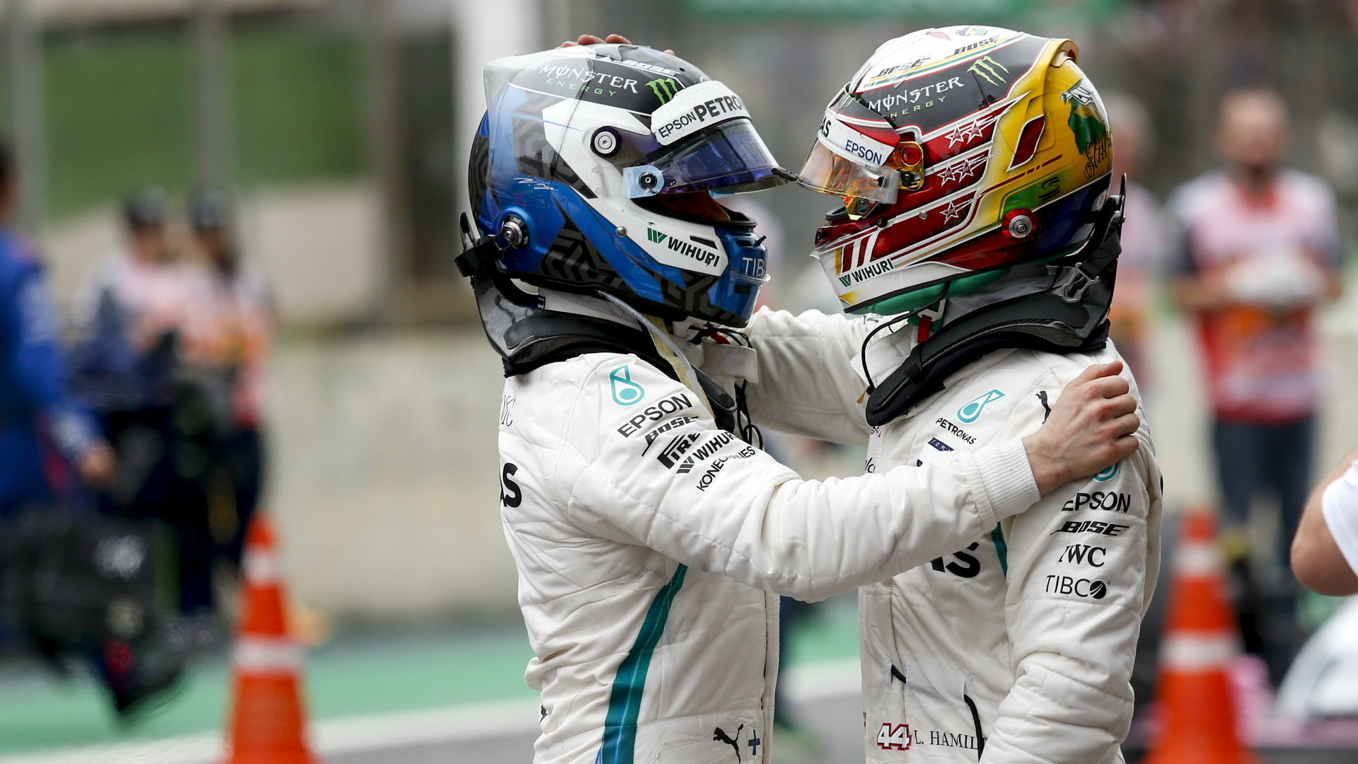 Valtteri Bottas a Lewis Hamilton po závodě v Brazílii